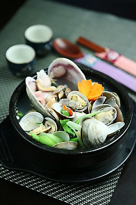 포토 JPG 그릇 한식 젓가락 조개 잔 수저 사람없음 아웃포커스 숟가락 해물요리 해산물 뚝배기 조개탕 국내포토 식기 음식 어패류 촬영기법 탕 파일형식