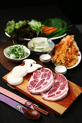 포토 JPG 그릇 접시 채소 식재료 젓가락 고추 양파 김치 잔 도마 수저 생고기 육류 돼지고기 사람없음 아웃포커스 컵 숟가락 버섯 당근 상추 쌈 깻잎 물김치 목심 국내포토 식기 한식 주방용품 뿌리채소 촬영기법 파일형식