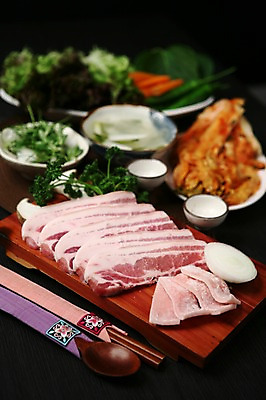 포토 JPG 그릇 접시 채소 식재료 젓가락 고추 검은배경 양파 김치 잔 도마 수저 파슬리 생고기 육류 돼지고기 사람없음 아웃포커스 숟가락 당근 상추 쌈 삼겹살 깻잎 물김치 국내포토 식기 한식 백그라운드 주방용품 뿌리채소 촬영기법 검은색 파일형식