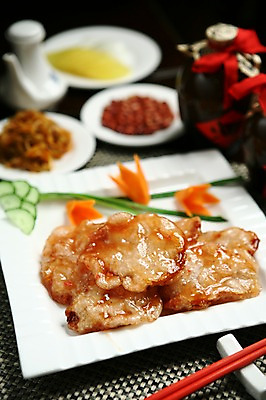 포토 JPG 그릇 접시 음식 채소 젓가락 술병 오이 육류 사람없음 아웃포커스 장식 중식 당근 양념 병 단무지 육전 국내포토 식기 식재료 병_용기 뿌리채소 주류 촬영기법 수저 전 파일형식