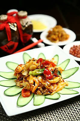 포토 JPG 그릇 접시 음식 채소 술병 피망 오이 새우 사람없음 아웃포커스 장식 중식 해물요리 병 해산물 볶음 단무지 청경채 전복 해물볶음 국내포토 식기 병_용기 어패류 주류 촬영기법 갑각류 파일형식