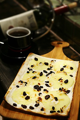 포토 JPG 커피 음식 과일 잔 피자 서양음식 사람없음 아웃포커스 컵 와인 병 사과 받침대 와인병 토핑 아몬드 건포도 국내포토 식기 음료 포도 병_용기 주류 패스트푸드 촬영기법 견과류 건과일 파일형식