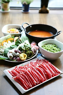 포토 JPG 그릇 접시 음식 채소 호박 밥 육류 사람없음 아웃포커스 버섯 소고기 면류 면 냄비 배추 만두 청경채 팽이버섯 볶음밥 샤브샤브 칼국수 육수 일본음식 국내포토 식기 한식 식재료 촬영기법 솥 국수 파일형식