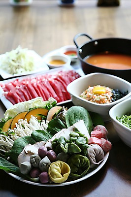 포토 JPG 그릇 접시 음식 채소 호박 밥 육류 사람없음 아웃포커스 버섯 소고기 냄비 배추 만두 청경채 팽이버섯 볶음밥 샤브샤브 육수 일본음식 국내포토 식기 식재료 촬영기법 솥 파일형식 주방용품 생활용품 오브젝트