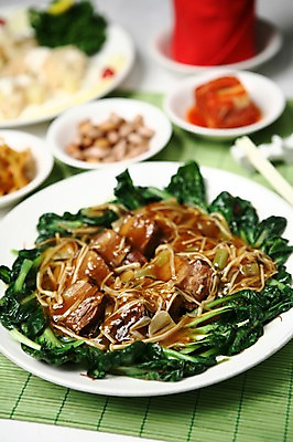 포토 JPG 그릇 접시 채소 젓가락 반찬 김치 돼지고기 사람없음 아웃포커스 중식 냅킨 찜 청경채 대나무발 팽이버섯 삼겹찜 국내포토 식기 한식 음식 촬영기법 수저 육류 버섯 파일형식