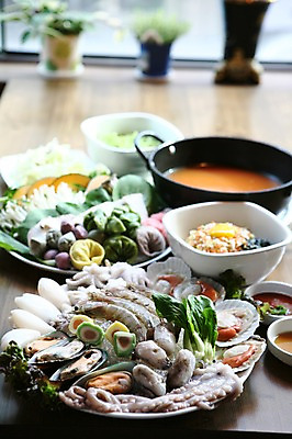 포토 JPG 그릇 접시 음식 채소 호박 밥 조개 새우 떡 사람없음 아웃포커스 버섯 해물요리 대접 냄비 해산물 만두 청경채 홍합 볶음밥 가리비 낙지 샤브샤브 육수 낙지전골 주꾸미 해물샤브샤브 일본음식 제철음식 국내포토 식기 어패류 연체동물 촬영기법 갑각류 수중동물 솥 전골 제철 파일형식