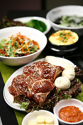 포토 JPG 그릇 접시 채소 식재료 마늘 생고기 육류 사람없음 아웃포커스 버섯 양념 상추 뚝배기 쌈 깻잎 갈비 양송이 깨 팽이버섯 쌈장 계란찜 양념갈비 파무침 파절이 국내포토 식기 촬영기법 조미료 계란요리 찜 무침 파일형식