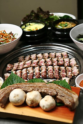 포토 JPG 그릇 접시 한식 채소 도마 육류 돼지고기 사람없음 아웃포커스 버섯 상추 굽기 구이 된장찌개 뚝배기 쌈 삼겹살 깻잎 양송이 불판 계란찜 파무침 파절이 국내포토 식기 음식 식재료 주방용품 촬영기법 계란요리 찌개 찜 무침 파일형식