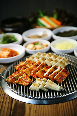 포토 JPG 그릇 접시 한식 음식 채소 반찬 양파 김치 오이 어류 사람없음 아웃포커스 당근 그릴 상추 구이 장어 쌈 생선요리 불판 장어구이 양파초절임 국내포토 식기 주방용품 뿌리채소 촬영기법 수중동물 절임 파일형식