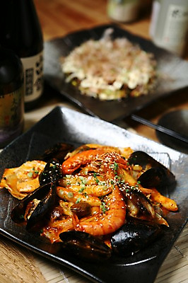 포토 JPG 그릇 접시 음식 술병 조개 새우 떡 사람없음 아웃포커스 해물요리 병 해산물 볶음 홍합 깨 파 오코노미야끼 해물볶음 일본음식 국내포토 식기 채소 식재료 병_용기 어패류 주류 촬영기법 갑각류 조미료 파일형식