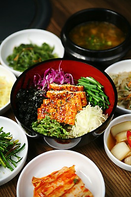 포토 JPG 그릇 접시 한식 음식 채소 반찬 양파 김치 사람없음 아웃포커스 대접 김 상추 찌개 뚝배기 양배추 나물 두부 비빔밥 부추 두부조림 부추무침 양파초절임 국내포토 식기 촬영기법 해조류 무침 조림 절임 파일형식