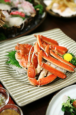 포토 JPG 그릇 접시 꽃 음식 사람없음 아웃포커스 장식 초밥 해물요리 회 게 해산물 찜 킹크랩 게요리 킹크랩찜 일본음식 국내포토 식물 식기 촬영기법 갑각류 파일형식