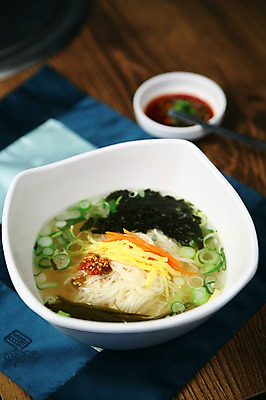 포토 JPG 그릇 접시 한식 음식 사람없음 아웃포커스 당근 대접 면류 면 고명 양념 김 국수 간장 파 조각보 지단 물국수 잔치국수 국내포토 식기 채소 뿌리채소 촬영기법 보자기_천 해조류 파일형식