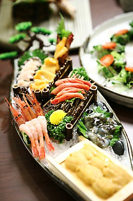 포토 JPG 그릇 접시 꽃 새우 사람없음 아웃포커스 장식 초밥 생선회 날것 전복 해삼 개불 멍게 국내포토 식물 식기 어패류 촬영기법 갑각류 바다동물 회 해산물 해물 일본음식 파일형식