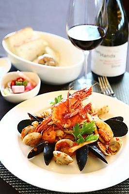 포토 JPG 그릇 접시 음식 빵 포크 와인잔 조개 잔 새우 파스타 서양음식 스파게티 사람없음 아웃포커스 컵 와인 해물요리 면류 면 병 해산물 와인병 피클 홍합 쑥갓 해물스파게티 해물파스타 국내포토 식기 채소 술잔 병_용기 어패류 주류 촬영기법 갑각류 절임 파일형식