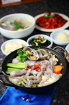 포토 JPG 그릇 접시 한식 음식 채소 반찬 조개 사람없음 아웃포커스 당근 해물요리 냄비 해산물 배추 파 쑥갓 낙지 해물탕 백김치 미나리 낙지전골 국내포토 식기 어패류 김치 연체동물 뿌리채소 촬영기법 수중동물 솥 전골 파일형식