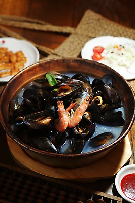 포토 JPG 그릇 접시 한식 새우 사람없음 아웃포커스 해물요리 냄비 해산물 홍합 초고추장 홍합탕 국내포토 식기 음식 어패류 촬영기법 갑각류 양념 솥 탕 파일형식