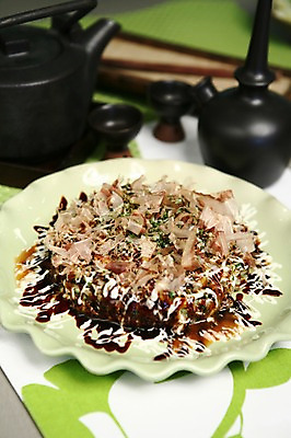 포토 JPG 그릇 접시 음식 술잔 주전자 술병 잔 사람없음 아웃포커스 컵 가츠오부시 오코노미야끼 일본음식 국내포토 식기 식재료 주방용품 병_용기 주류 촬영기법 파일형식