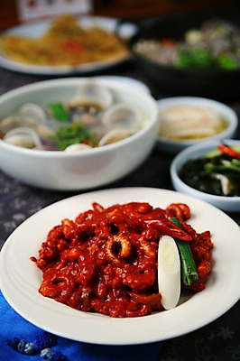 포토 JPG 그릇 접시 한식 음식 채소 고추 조개 사람없음 아웃포커스 해물요리 매움 볶음 파 낙지 낙지볶음 국내포토 식기 어패류 연체동물 촬영기법 수중동물 맛 해산물 파일형식