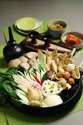 포토 JPG 그릇 접시 채소 젓가락 양파 술병 김치 잔 사람없음 아웃포커스 냄비 어묵 어묵꼬치 청경채 팽이버섯 파 주먹밥 어묵탕 유부 일본음식 국내포토 식기 한식 음식 밥 병_용기 주류 촬영기법 수저 버섯 꼬치 솥 탕 파일형식