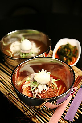 포토 JPG 그릇 접시 한식 음식 채소 젓가락 김치 오이 수저 육류 사람없음 아웃포커스 계란 숟가락 대접 면류 면 배 고명 대나무발 냉면 삶은계란 물냉면 비빔냉면 제철음식 국내포토 식기 과일 식재료 여름음식 촬영기법 알 계란요리 제철 파일형식