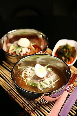 포토 JPG 그릇 접시 한식 음식 채소 젓가락 김치 오이 수저 육류 사람없음 아웃포커스 계란 숟가락 대접 면류 면 배 고명 대나무발 냉면 삶은계란 물냉면 비빔냉면 제철음식 국내포토 식기 과일 식재료 여름음식 촬영기법 알 계란요리 제철 파일형식