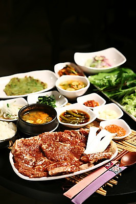 포토 JPG 그릇 접시 채소 식재료 젓가락 고추 밥 반찬 수저 마늘 생고기 육류 사람없음 아웃포커스 숟가락 버섯 샐러드 양념 상추 전 찌개 된장찌개 뚝배기 쌈 나물 갈비 대나무발 쌈장 부침개 정식 한정식 양념갈비 국내포토 식기 한식 음식 촬영기법 파일형식