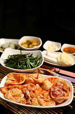 포토 JPG 그릇 접시 채소 식재료 젓가락 반찬 감자 수저 마늘 생고기 육류 사람없음 아웃포커스 숟가락 버섯 내장 양념 장기 대나무발 부추 곱창 막창 부추무침 국내포토 식기 음식 신체 촬영기법 무침 파일형식