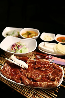 포토 JPG 그릇 접시 채소 식재료 젓가락 반찬 감자 수저 마늘 생고기 육류 사람없음 아웃포커스 숟가락 버섯 샐러드 양념 갈비 대나무발 양념갈비 갈비살 국내포토 식기 음식 촬영기법 파일형식