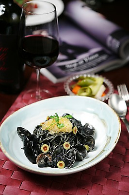 포토 JPG 그릇 접시 음식 포크 채소 와인잔 조개 잔 새우 파스타 서양음식 스파게티 사람없음 아웃포커스 장식 컵 와인 숟가락 해물요리 면류 면 해산물 올리브 피클 해물스파게티 날치알 오징어먹물스파게티 해물파스타 국내포토 식기 열매 술잔 어패류 주류 촬영기법 수저 갑각류 알 절임 파일형식