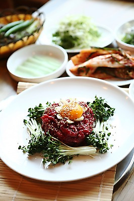 포토 JPG 그릇 접시 채소 고추 반찬 김치 마늘 생고기 육류 사람없음 아웃포커스 계란 소고기 회 상추 깨 대나무발 무순 육회 날계란 국내포토 식기 한식 음식 식재료 촬영기법 알 조미료 새싹채소 파일형식