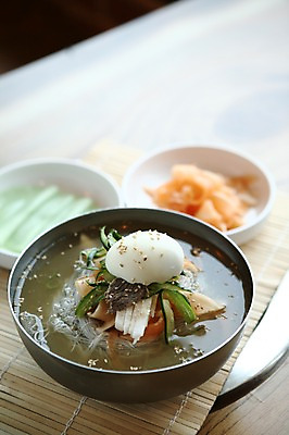 포토 JPG 그릇 접시 한식 음식 오이 육류 사람없음 아웃포커스 계란 대접 면류 면 배 고명 무 깨 대나무발 냉면 삶은계란 물냉면 제철음식 국내포토 식기 채소 과일 식재료 여름음식 뿌리채소 촬영기법 알 조미료 계란요리 제철 파일형식