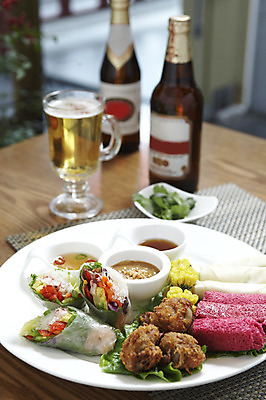포토 JPG 그릇 접시 음식 채소 술병 잔 맥주 사람없음 아웃포커스 치킨 닭고기 튀김 병 롤 맥주잔 동남아음식 땅콩소스 베트남쌈 스프링롤 월남쌈 춘권 치맥 국내포토 식기 술잔 병_용기 주류 촬영기법 육류 중식 소스_음식 닭고기요리 베트남음식 파일형식