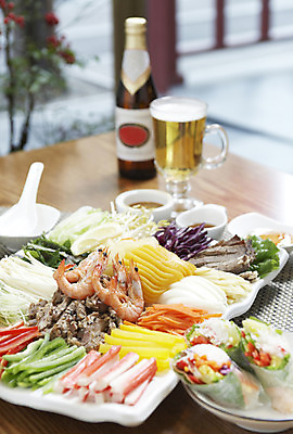 포토 JPG 그릇 접시 음식 채소 양파 술병 피망 잔 새우 파프리카 맥주 육류 사람없음 아웃포커스 컵 숟가락 버섯 당근 병 레몬 양배추 단무지 깻잎 롤 맥주잔 동남아음식 맛살 베트남쌈 숙주나물 월남쌈 국내포토 식기 술잔 과일 식재료 병_용기 뿌리채소 주류 촬영기법 수저 갑각류 나물 베트남음식 파일형식