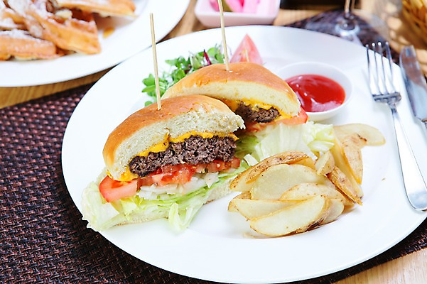 포토 JPG 그릇 접시 음식 빵 포크 채소 감자 패스트푸드 서양음식 육류 사람없음 아웃포커스 튀김 감자튀김 햄버거 나이프 케첩 이쑤시개 와플 국내포토 식기 식재료 디저트 촬영기법 소스_음식 칼 인스턴트 파일형식