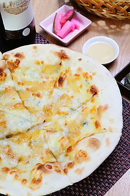 포토 JPG 그릇 접시 음식 조각 피자 서양음식 사람없음 와인 병 와인병 피클 꿀 고르곤졸라피자 국내포토 식기 병_용기 주류 패스트푸드 절임 파일형식