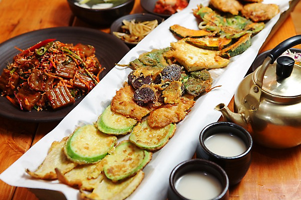 포토 JPG 그릇 접시 한식 음식 술잔 호박 주전자 가지 잔 사람없음 아웃포커스 컵 버섯 동그랑땡 전 안주 깻잎 두부 부침개 무침 막걸리 순대 묵 도토리묵 동동주 모듬전 호박전 국내포토 식기 채소 주방용품 주류 촬영기법 파일형식