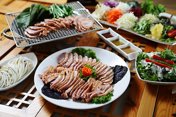 포토 JPG 그릇 접시 한식 음식 채소 육류 사람없음 아웃포커스 샐러드 그릴 냄비 구이 불판 오리고기 칼국수 훈제 오리구이 훈제요리 국내포토 식기 식재료 주방용품 오리 촬영기법 솥 국수 파일형식