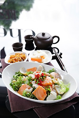 포토 JPG 그릇 접시 채소 젓가락 주전자 새우 사람없음 아웃포커스 샐러드 찻잔 해산물 흰배경 연어 해물샐러드 국내포토 식기 음식 백그라운드 주방용품 잔 촬영기법 수저 갑각류 어류 흰색 파일형식