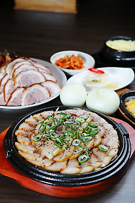 포토 JPG 그릇 접시 한식 채소 검은배경 반찬 양파 돼지고기 사람없음 아웃포커스 뚝배기 철판 깨 보쌈 족발 파 백김치 계란찜 나무받침 수육 국내포토 식기 음식 백그라운드 식재료 김치 촬영기법 육류 목재 검은색 조미료 계란요리 받침대 찜 파일형식