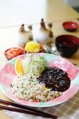 포토 JPG 그릇 접시 음식 채소 젓가락 밥 김치 사람없음 아웃포커스 중식 샐러드 식탁보 짜장면 레몬 양배추 국 단무지 볶음밥 장국 자장밥 짜장밥 춘장 국내포토 식기 한식 과일 촬영기법 수저 조미료 파일형식