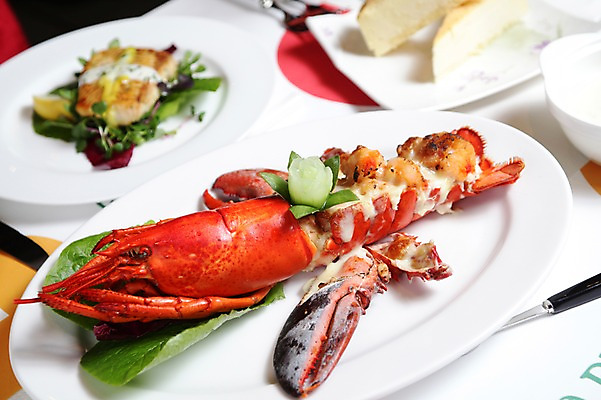 포토 JPG 그릇 접시 음식 빵 채소 서양음식 사람없음 아웃포커스 장식 케이크 샐러드 해물요리 바닷가재 해산물 가재요리 국내포토 식기 디저트 촬영기법 가재 파일형식