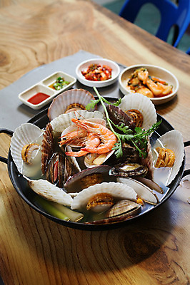 포토 JPG 그릇 접시 한식 채소 고추 조개 김치 새우 사람없음 아웃포커스 해물요리 냄비 해산물 가리비 쑥갓 해물탕 열무김치 조개탕 초고추장 국내포토 식기 음식 어패류 촬영기법 갑각류 양념 솥 탕 파일형식