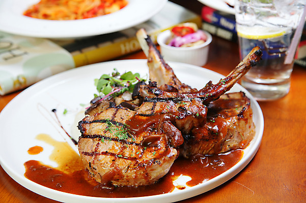 포토 JPG 그릇 접시 음료 음식 잔 서양음식 육류 스테이크 사람없음 아웃포커스 컵 구이 양고기 국내포토 식기 식재료 촬영기법 파일형식