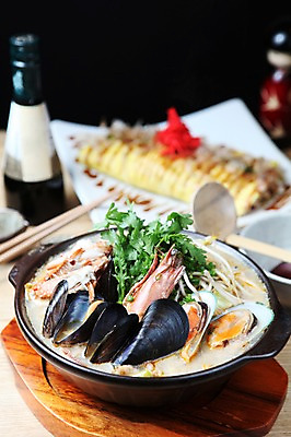 포토 JPG 그릇 채소 젓가락 조개 새우 사람없음 아웃포커스 해물요리 꽃게 냄비 해산물 국자 홍합 쑥갓 해물탕 숙주나물 오코노미야끼 일본음식 국내포토 식기 음식 주방용품 어패류 촬영기법 수저 갑각류 게 솥 나물 파일형식