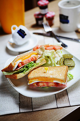 포토 JPG 그릇 접시 커피 음료 음식 빵 포크 토마토 채소 오이 잔 서양음식 사람없음 아웃포커스 컵 계란 샐러드 나이프 아침식사 잼 식빵 피클 토스트 국내포토 식기 촬영기법 알 식사 소스_음식 칼 절임 파일형식