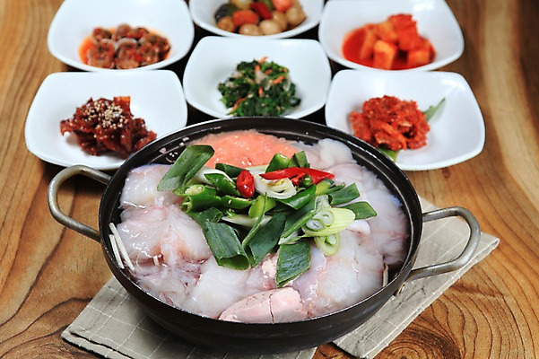 포토 JPG 그릇 접시 한식 채소 고추 반찬 김치 사람없음 해물요리 냄비 깍두기 해산물 생선요리 파 나무탁자 생선찌개 국내포토 식기 음식 탁자 어류 솥 찌개 파일형식