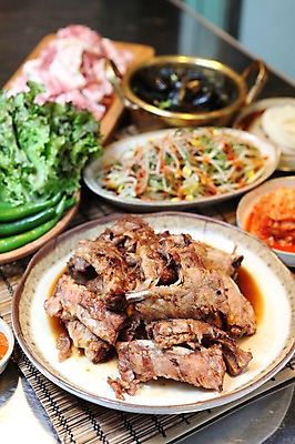 포토 JPG 그릇 접시 음식 채소 고추 김치 사람없음 아웃포커스 샐러드 냄비 상추 쌈 갈비 대나무발 홍합탕 국내포토 식기 한식 촬영기법 육류 솥 탕 파일형식