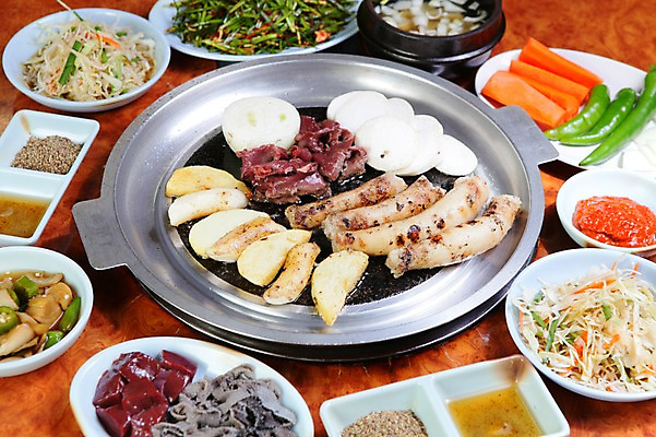 포토 JPG 그릇 접시 한식 음식 채소 고추 양파 감자 떡 육류 사람없음 버섯 당근 샐러드 가스레인지 구이 간 철판 불판 부추 곱창 막창 기름장 부추무침 양파초절임 국내포토 식기 식재료 뿌리채소 가전제품 레인지 장기_의학 무침 절임 파일형식