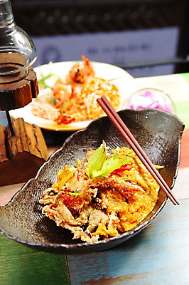 포토 JPG 그릇 접시 음식 젓가락 사람없음 아웃포커스 튀김 꽃게 게 꽃게튀김 일본음식 국내포토 식기 촬영기법 수저 갑각류 파일형식